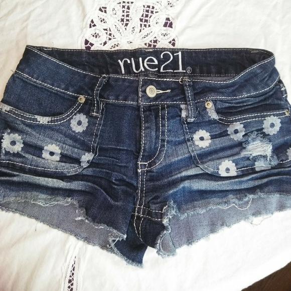 RUE 21 Distressed Denis Daisy Print Stretch Shorts - Picture 2 of 7